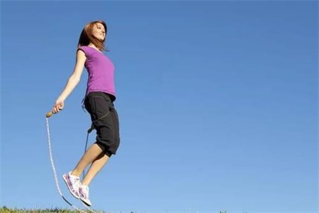 55女性减肥最有效的方法，跳绳燃脂不瘦都难.jpg