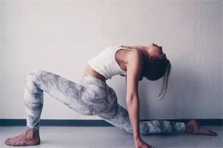同房姿势108种，女性练习瑜伽可以保养皮肤改善体态
