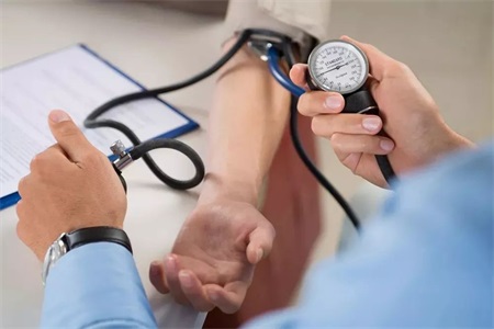 高血压是怎么引起的