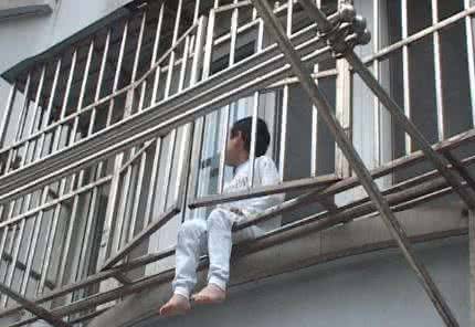 父母凌晨外出4岁儿子坠楼身亡 出租屋安全隐患被揭露