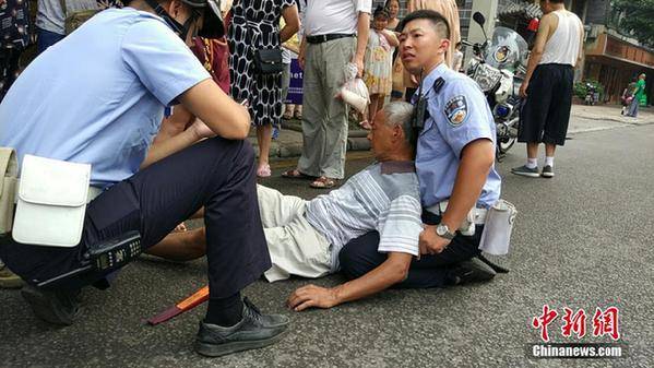 四川自贡老人被车撞倒,交警跪地救助老人被赞