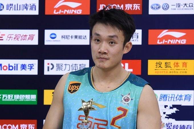 征服球迷!!丁彦雨航在罚球的时候被全场球迷高喊MVP!