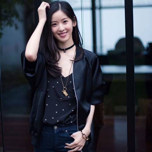奶茶妹妹海边美照青春靓丽 背影刘强东实力抢镜