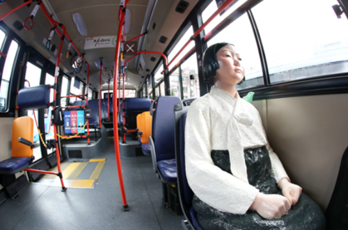 韩国公交车惊现慰安妇少女像 网友质疑在作秀