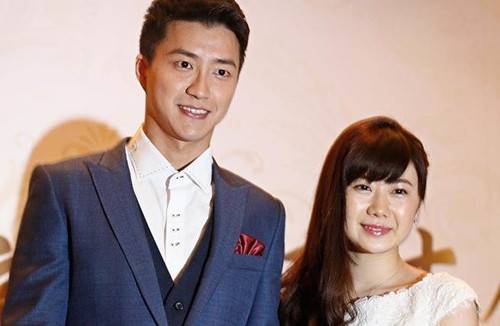 “瓷娃娃”福原爱孕肚明显 现身世大运开幕式为老公江宏杰加油