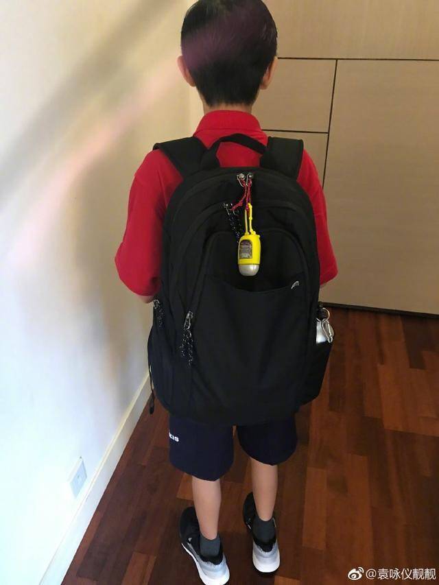 港姐袁咏仪的儿子开学啦，书包上挂着的东西引人侧目