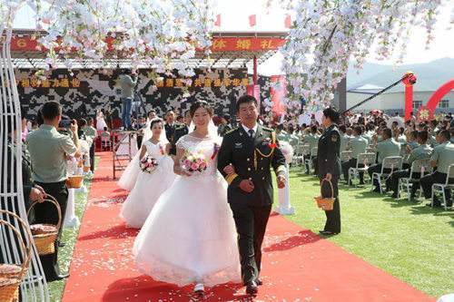 军婚荣耀!军嫂们举行集体婚礼!他们的婚期不再推延