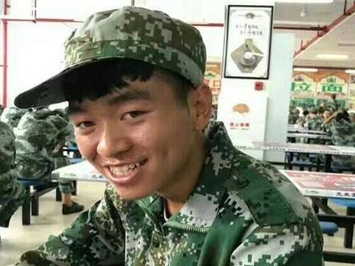 西南交通大学大一新生神似王宝强 网友喊话宝强:你确定你没有亲弟弟