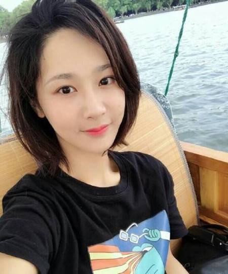 杨紫短发甜美可爱 网友提问:背后那只乱入的剪刀手是谁