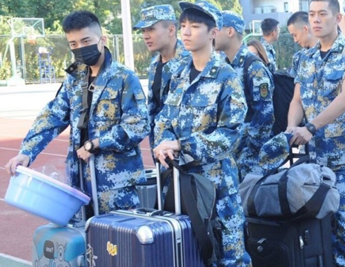 王俊凯军训照曝光被质疑作秀:军训戴着口罩期待被偷怕吗
