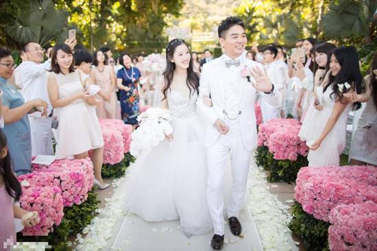 章泽天直播获众人围观 奶茶妹妹性格太可爱了吧