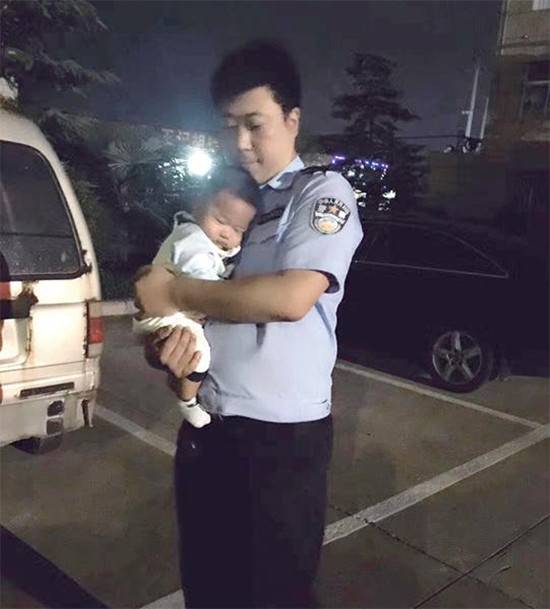 感动!河南济源民警:对不起，宝宝，爸爸只能抱你20秒