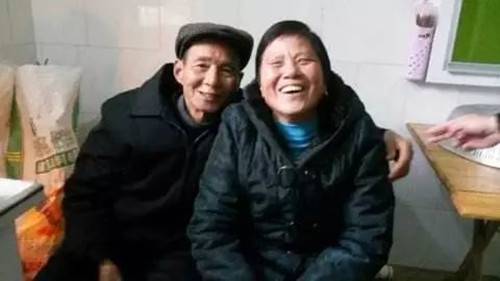 暖心!101岁的老夫妻打架 相濡以沫的余生便是如此了