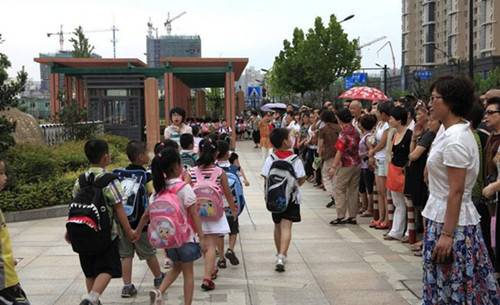 小学放学早家长遇尴尬 市场需求催生托管热