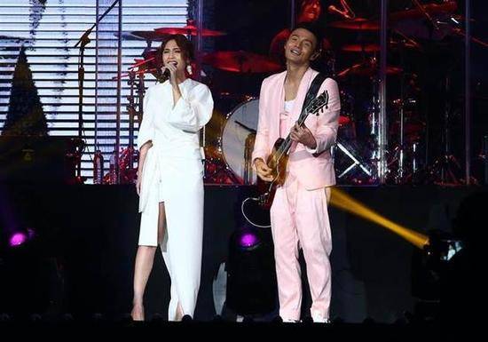 李荣浩演唱会公开声明:结婚绝对会公开 李荣浩杨丞琳好事将近