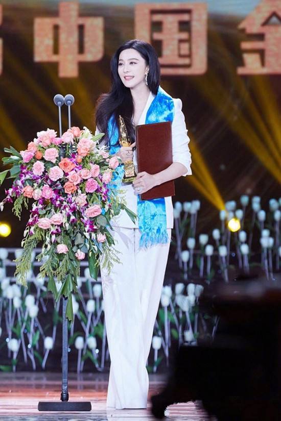 李晨送范冰冰钻戒超大超闪耀 范冰冰脱口曝光与李晨的婚期