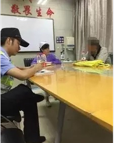 医生剪破衣服救活心脏骤停患者 事后遭家属索赔