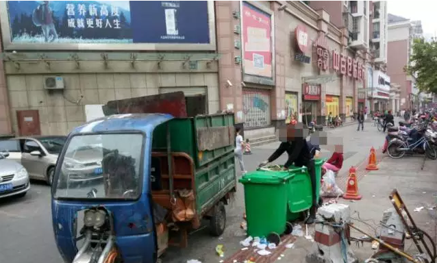 超市过期食品扔垃圾堆 老人疯抢