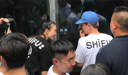 陈冠希秦舒培看大熊猫互动甜蜜 陈冠希升级新手奶爸成“女儿奴”
