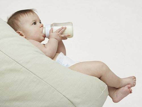 喂养母乳时宝宝爱睡觉的原因是什么 新生儿应该如何喂养