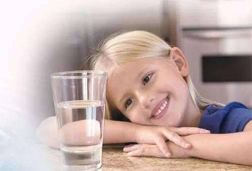 这几种水不能给小孩子喝，不然影响孩子健康