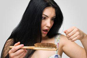 女人经常掉头发到底是什么原因?