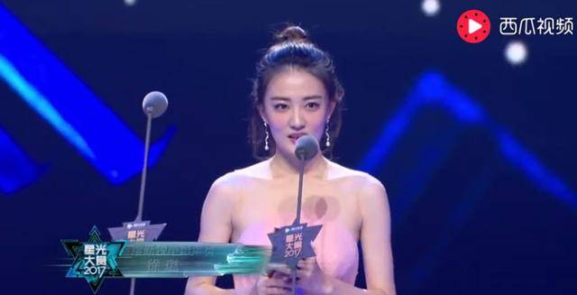 徐璐斩获年度新锐电影演员，含泪表示：“我不是网上说的数字小姐”