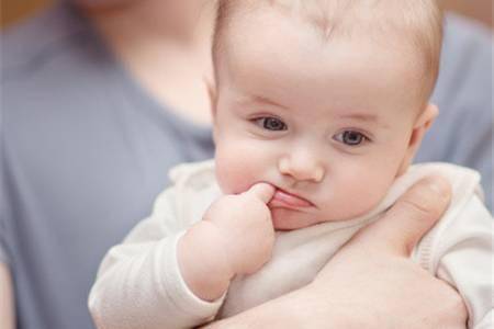 你知道寶寶為什麼總是愛吃手指嗎?