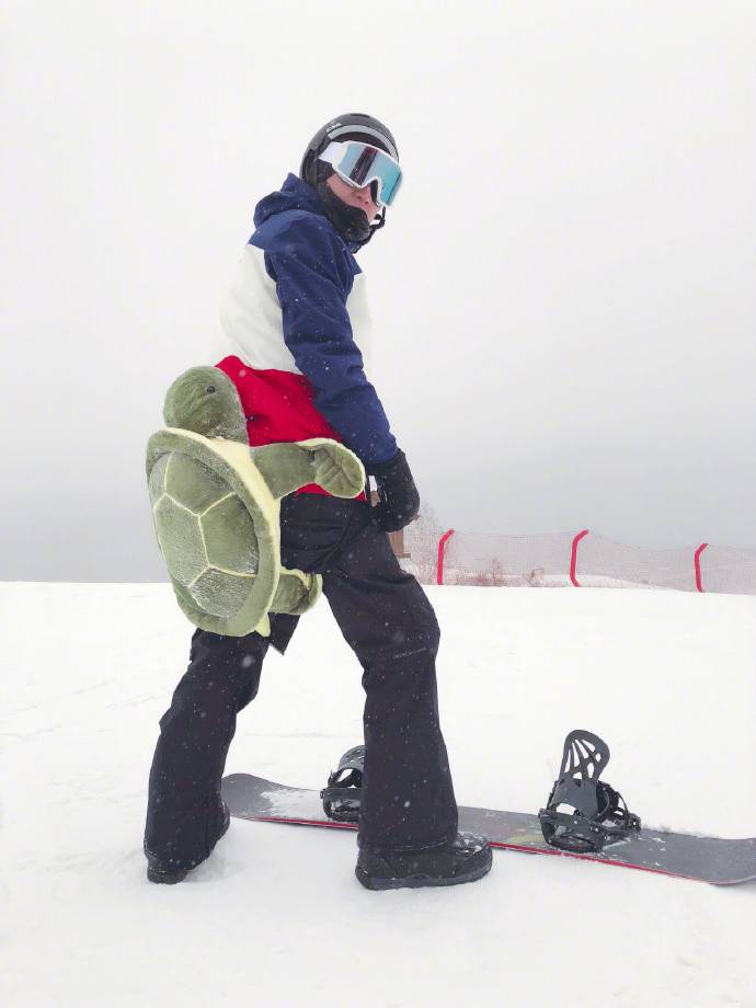 林更新带着“小乌龟”滑雪，自称萌新软妹