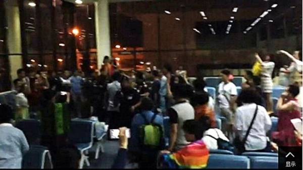 175名乘客滞留日本机场，有旅客发生冲突，日本警方带走一人
