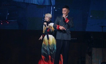余文乐助阵杨千嬅演唱会，两人微笑拥抱