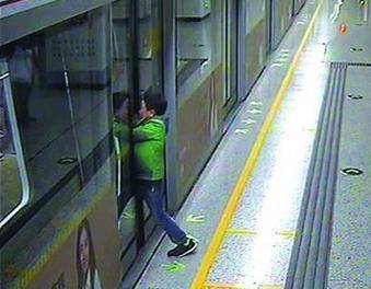 男子扒屏蔽門攔地鐵，官方不追究引網友不滿