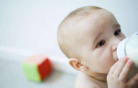 宝宝喝奶粉真的会便秘吗?