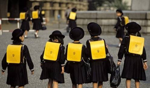 日本小学要求学生购买4500元的阿玛尼校服 校方：能彰显地位