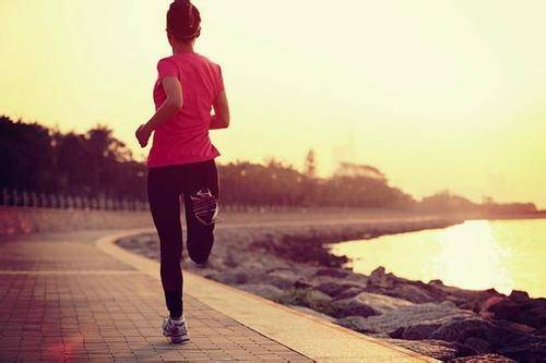 晨跑和夜跑哪个更健康?