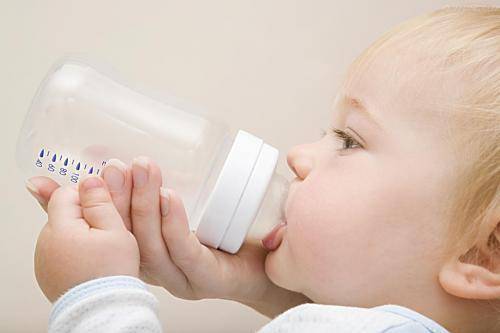 育兒常識：新生兒經常吐奶正常嗎?