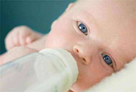 婴儿护理：新生儿如何避免呛奶