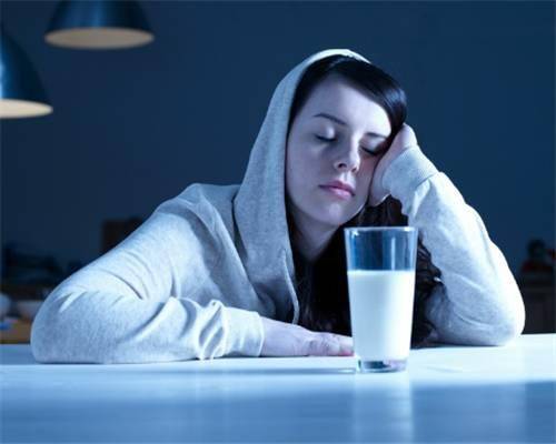 为什么睡前喝牛奶有助于睡眠