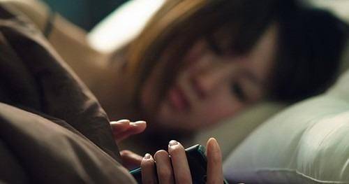 睡前玩手机有什么危害呢?