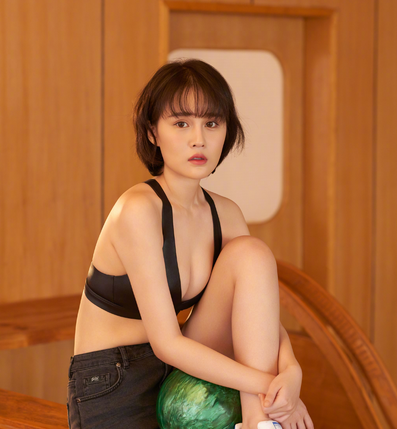 赵本山女儿为《男人装》杂志拍摄性感写真