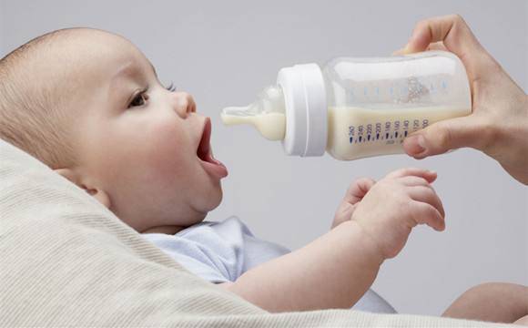如何控制新生儿的奶量 多了少了都不好