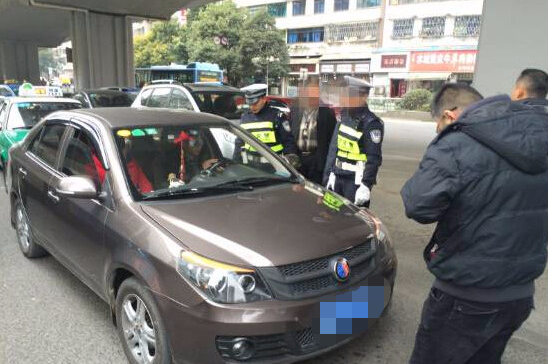 戲精無證駕駛跨省拉黑車 被拘留後稱暴力執法