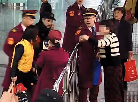 女子乘坐地铁拒绝安检 并且叫嚣“武汉北京我有人”