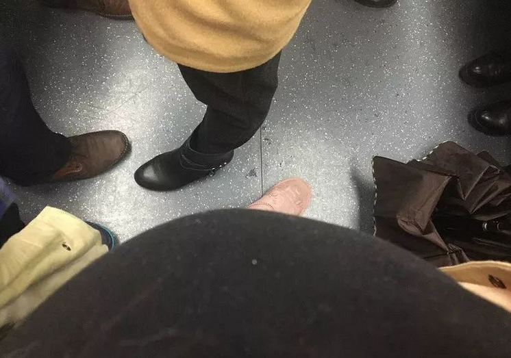 孕妇埋怨地铁上无人让座 却引发许多争议