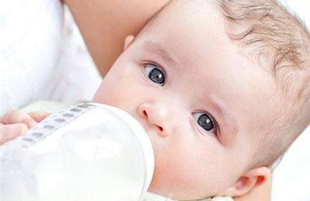新生儿如何选择奶粉 一定不要盲目从众