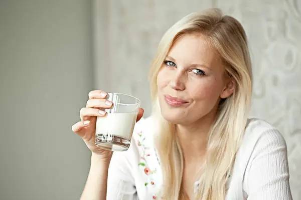 牛奶应该什么时候喝最好？喝牛奶要注意些什么？一天喝多少牛奶才最健康？