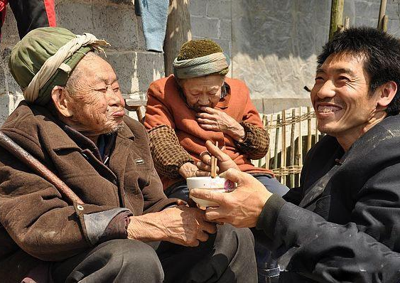 49歲孝子下肢殘疾 靠養蜂贍養自己的失明父母