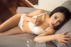 女大学生裸持借贷 身为女人要洁身自爱