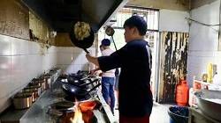 15岁少年炒饭“称霸”夜宵摊，学业“事业”齐头并行！
