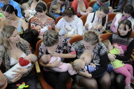 观点|宝妈们在公众场合掀衣服给宝宝喂奶是否合适？